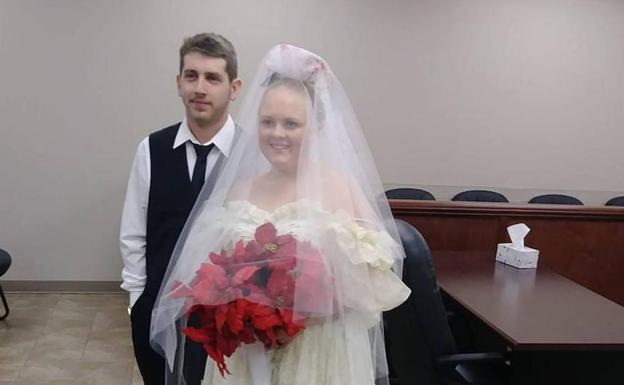 Una joven pareja muere en un accidente minutos después de casarse