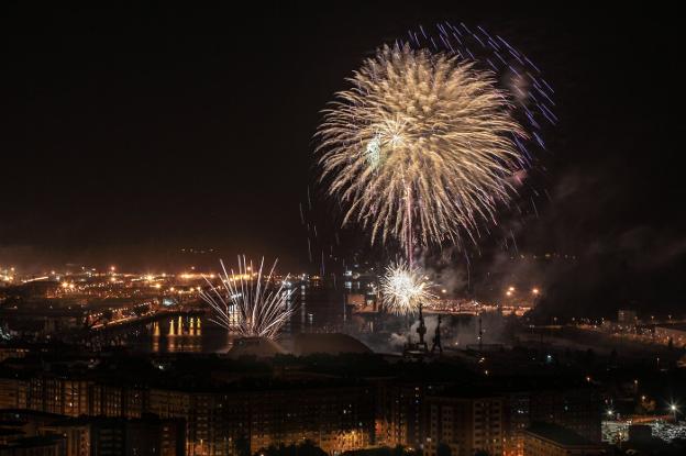Quince minutos de pólvora sin descanso en el espectáculo de los fuegos artificiales