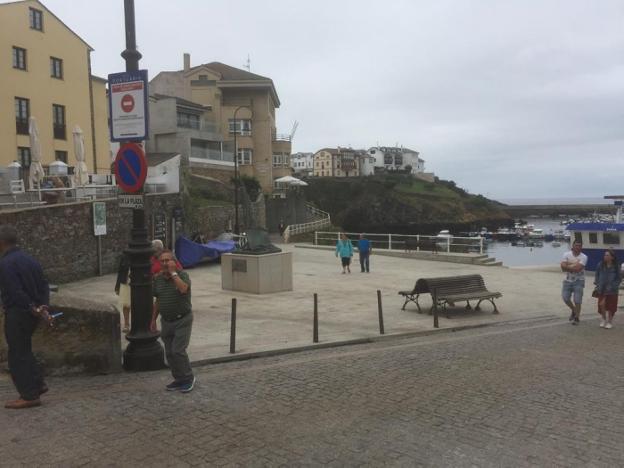 Dos hosteleros de Tapia, obligados a retirar las terrazas de la plaza del muelle