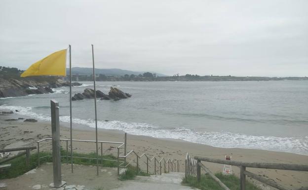 Reabre al baño la playa de Arnao, en Castropol, tras el vertido de purines