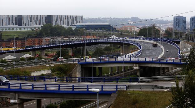 Todo asfaltado en el vial al HUCA