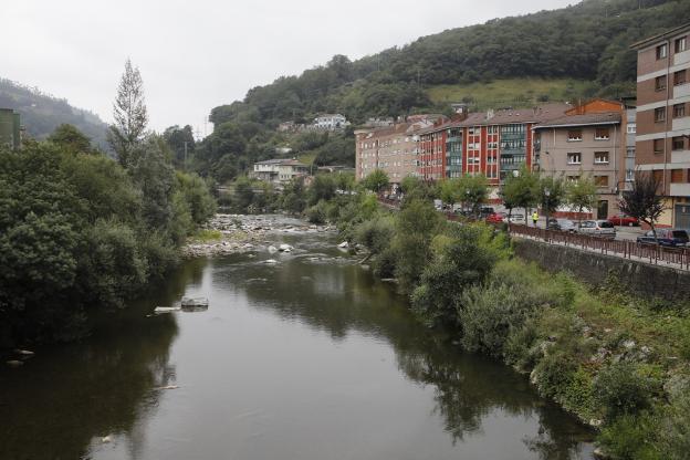 «Nadie mira para el río Nalón ni lo cuida, ves las ratas correr y hasta subir por las aceras»
