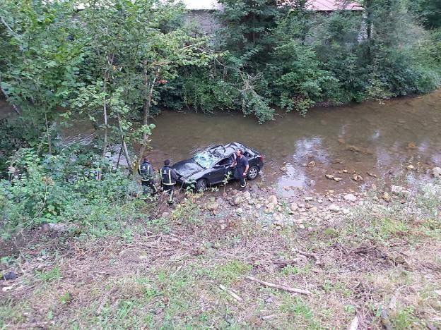 Dos heridos leves al caer con su coche hasta el río en el santuario piloñés de La Cueva