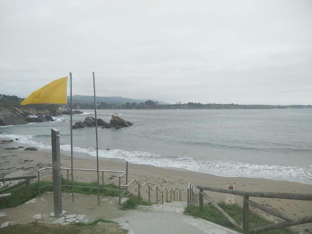 La playa de Arnao abre al baño tras el vertido de purines ganaderos al río Eo