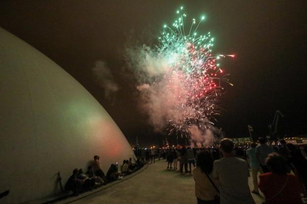 Unos fuegos artificiales vibrantes