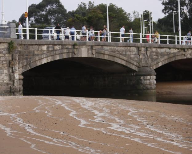 Medio Ambiente analiza unas manchas de espuma del Piles