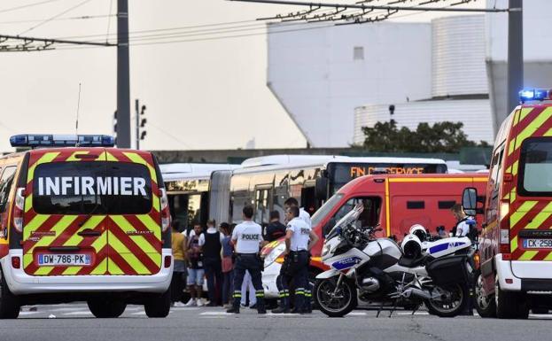 Un muerto y ocho heridos en un ataque con cuchillo cerca de Lyon en Francia