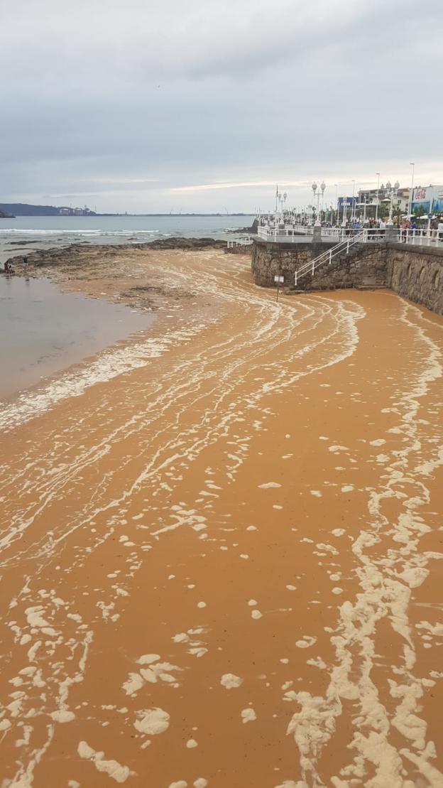La 'mareona' de San Agustín llena de espumas la playa