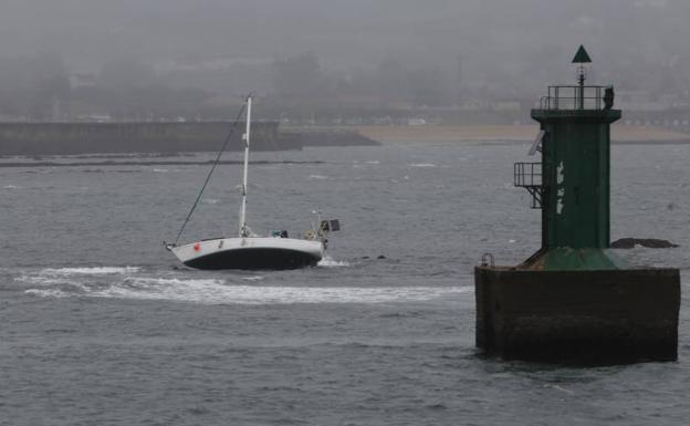 Amplio dispositivo de emergencia en la playa de Poniente para rescatar al tripulante de un velero