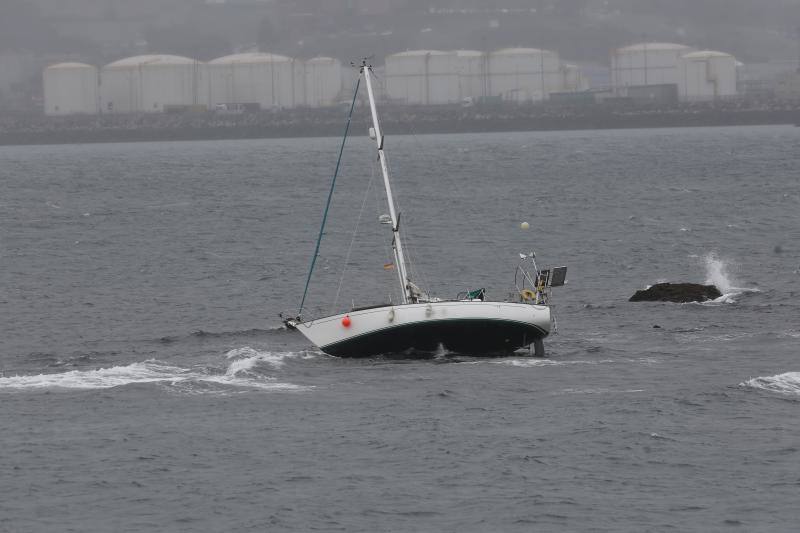 Así fue el despliegue para rescatar al tripulante de un velero en Gijón