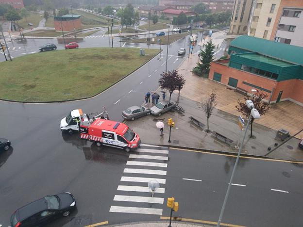 Un joven provoca un accidente en El Natahoyo e intenta darse a la fuga