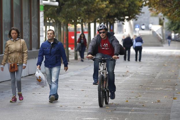 Movilidad retoma el plan para sacar de la acera el carril bici de Fomento