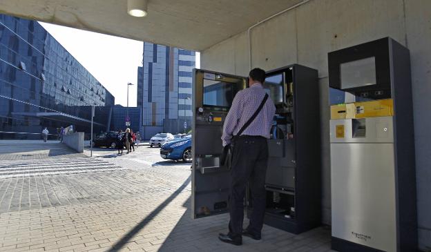 «Me cobraron 142 euros por cuatro horas en el aparcamiento del HUCA»