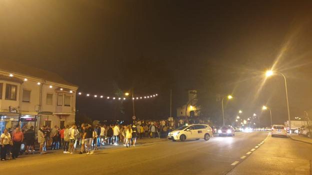 Multitudinario botellón en el entorno de la iglesia