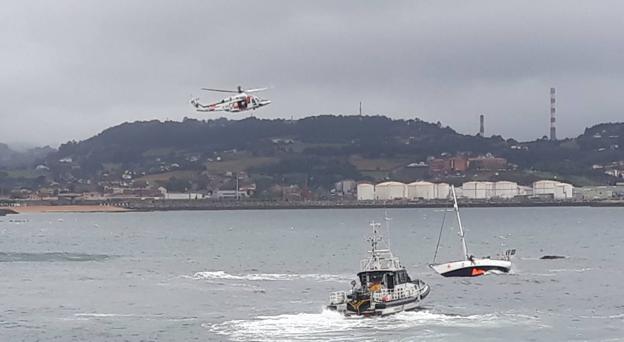 Rescatan al tripulante de un velero hundido en la playa de Poniente