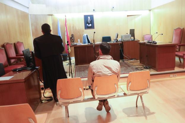 Multan con 1.440 euros al padre del menor de edad que condujo un tractor en El Franco