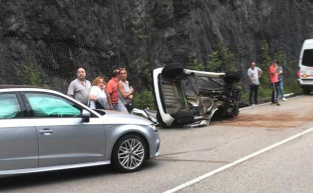 Seis heridos en un brutal choque de tres vehículos en la carretera de acceso a Morcín