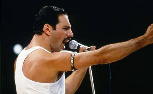 Las fotos de Freddie Mercury sonriendo en su jardín antes de morir