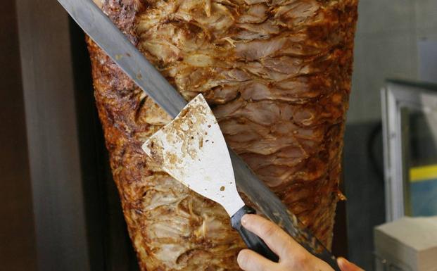 Encuentran 22 toneladas de carne de kebab sin garantía sanitaria lista para su venta