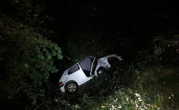 Un joven de 19 años, herido tras caer tres metros con su coche cerca de Bustio