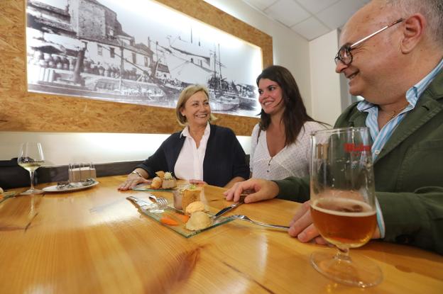 La alcaldesa se va de tapas por el centro