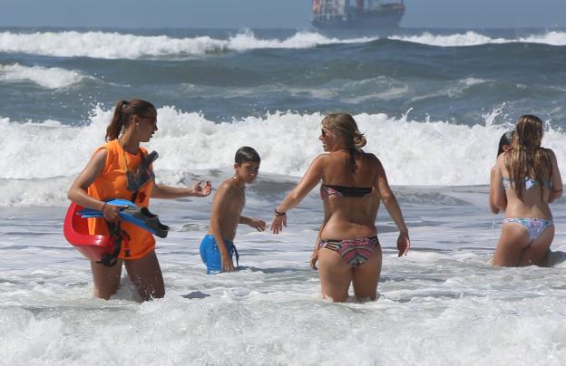 Agosto se cierra con 37 rescates y numerosos incidentes en las playas de Castrillón