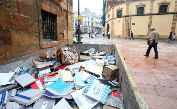 Contenedor lleno de libros y documentos situado junto al palacio de Vladecarzana. /Alex Piña