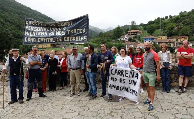 Medio centenar de vecinos de Carreña boicotean la presentación de los actos del Día de Asturias