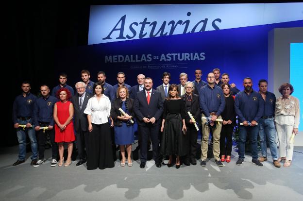 Barbón llama a «mantener izada la bandera de la igualdad» en la entrega de las medallas