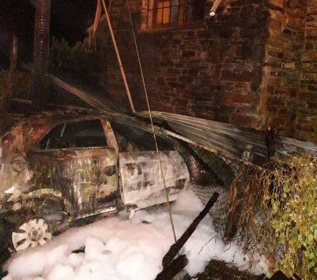 Arde un coche tras empotrarse contra un bar en San Tirso de Abres