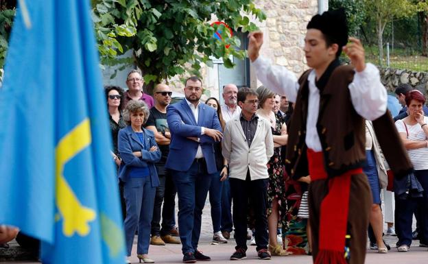 Barbón reclama en Cabrales «ajustes en frontera» para dar estabilidad a la industria