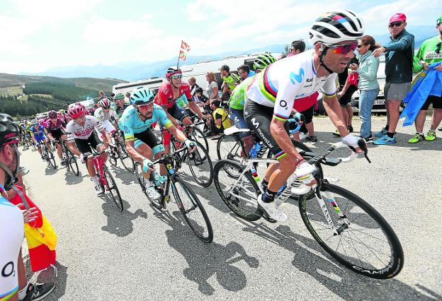 Vuelta España | Solo Valverde se mantiene en pie en la fiesta de Roglic en el Acebo