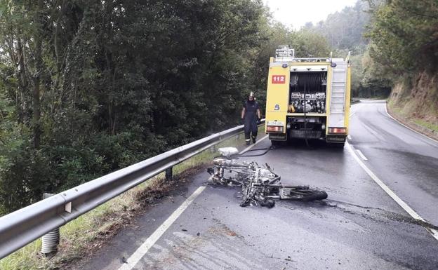 Un motorista resulta herido en Vegadeo tras salirse de la vía e incendiarse su moto