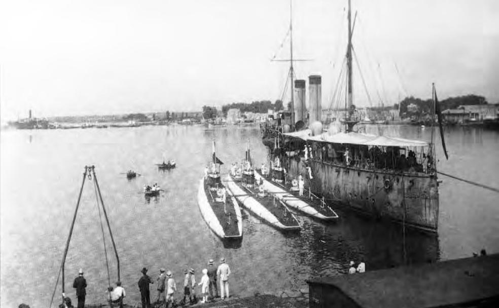 Los tres submarinos de la clase A y el crucero 'Extremadura' que, junto al 'Isaac Peral', visitaron Gijón hace cien años. /MINISTERIO DE DEFENSA