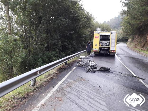 Herido al salirse de la vía en Vegadeo y arder su moto