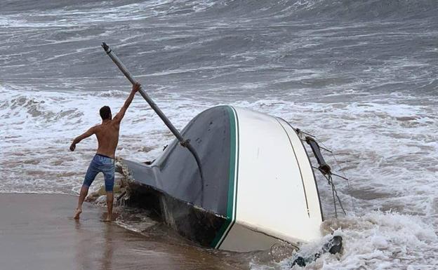 Sale a flote el velero que encalló frente a la playa de Poniente en Gijón