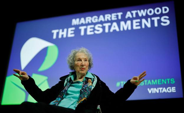 Margaret Atwood: «Que los antiabortistas paguen al menos a las embarazadas»