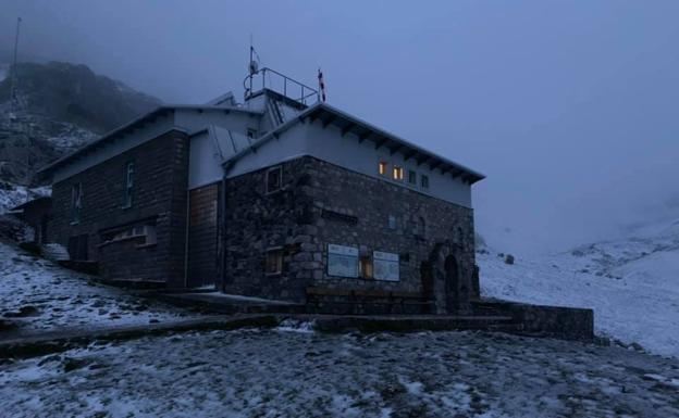 La nieve llega a Picos de Europa para despedir el verano