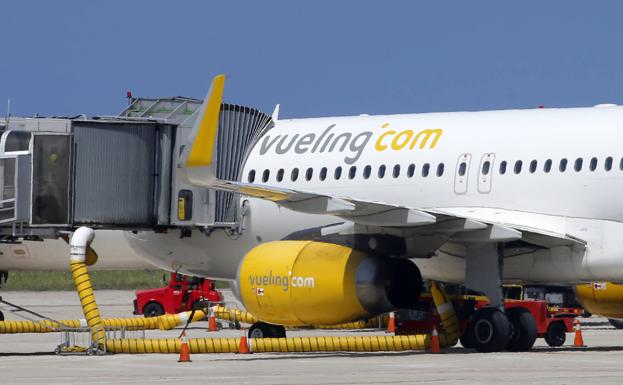 Dos vuelos cancelados y otro retrasado en las conexiones de Vueling entre Barcelona y Asturias
