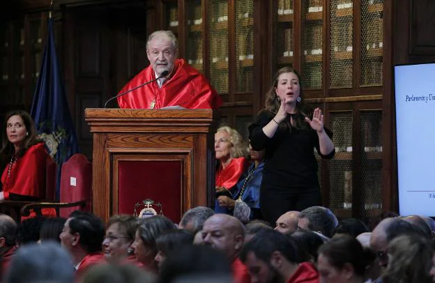 El catedrático de Derecho Administrativo Leopoldo Tolivar Alas, leyendo la lección inaugural del curso académico. / ÁLEX PIÑA