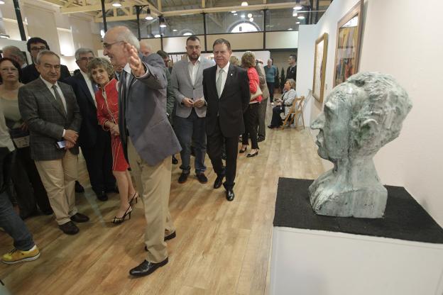 Adrián Barbón y Alfredo Canteli, en la inauguración de la exposición sobre Severo Ochoa en Trascorrales. / MARIO ROJAS