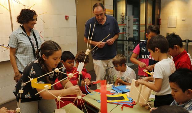 Maojo emplaza a los escolares a «dejar volar la imaginación»