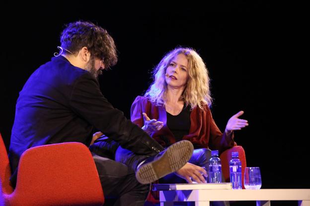 Christina Rosenvinge: «El periodismo dice lo máximo con el mínimo, y ese es también mi camino»