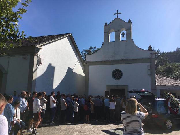 Tapia despide al joven Adrián González, «un buen neno»