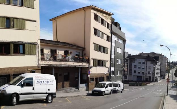 La joven madre de un bebé de cuatro meses entrega las llaves antes de su desahucio en El Cristo