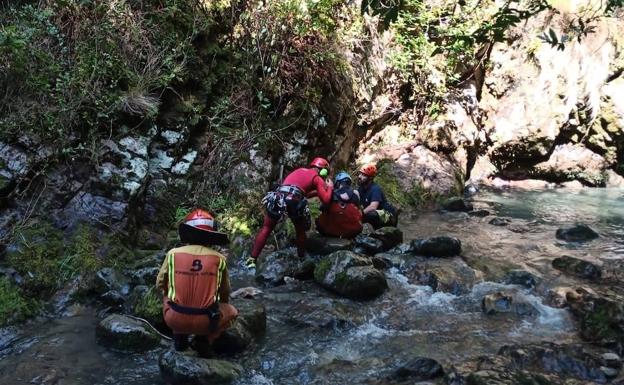 Rescatado un hombre que resultó herido cuando hacía barranquismo en Amieva