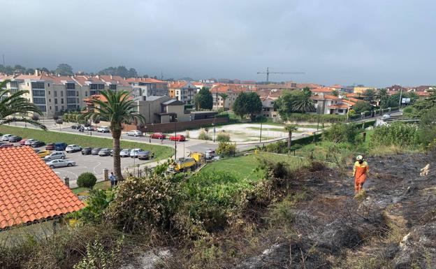 Un incendio quema parte de una finca en el paseo de San Pedro de Llanes