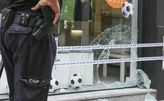 Roban en una tienda de telefonía de Pola de Siero tras romper el escaparate con un bloque de hormigón