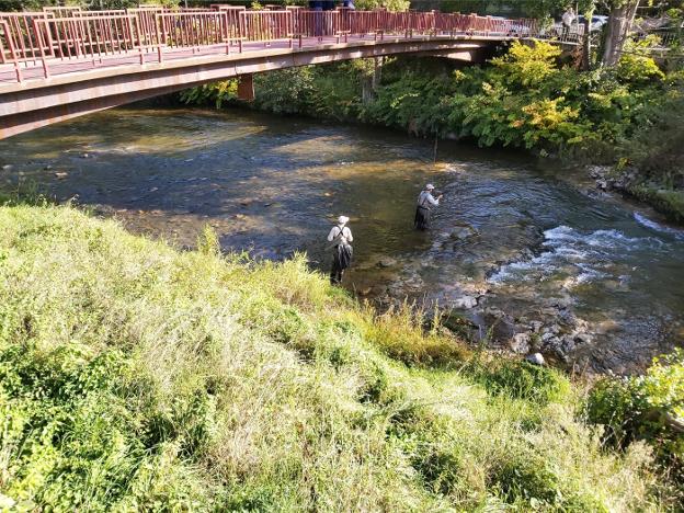 Los pescadores del Open retiran del río Piloña setecientos kilos de basura