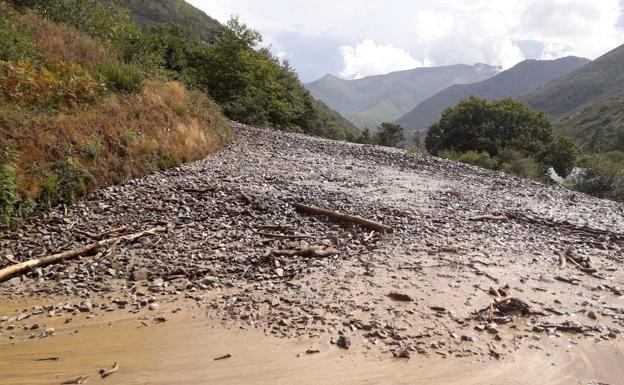 Cinco argayos cortan la AS-15 a la altura de Fondos de Vega, en Degaña